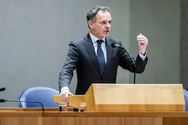 Bezuinigen op democratisering? Doe het niet!