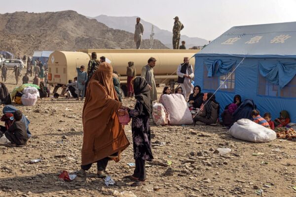 Waar komt de escalatie tussen Afghanistan en Pakistan vandaan? — Foto: Afghaanse gezinnen steken de grens over na hun gedwongen vertrek uit Pakistan en keren terug naar een onzekere situatie in Afghanistan (Flickr)