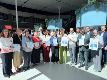 mensen overhandigen een petitie