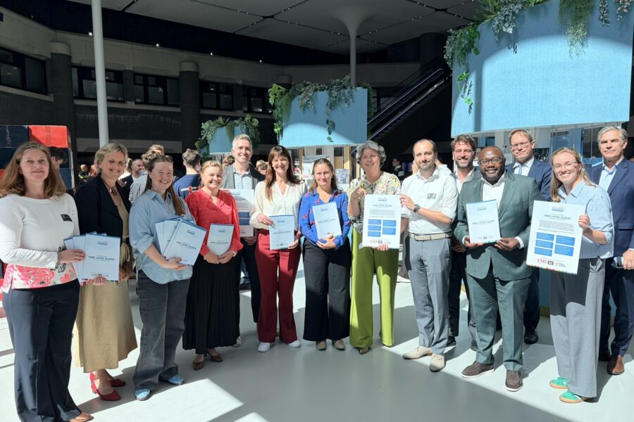 mensen overhandigen een petitie