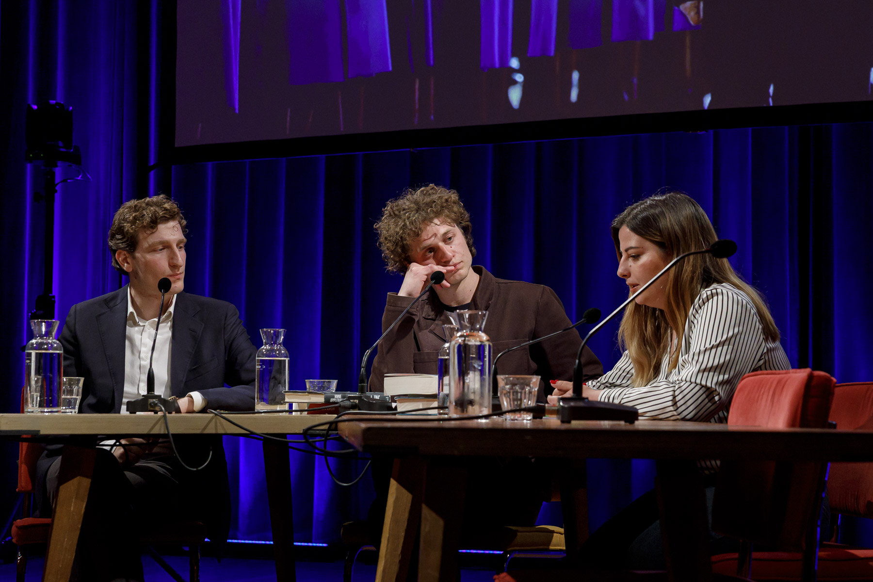 een panelgesprek met 3 mensen