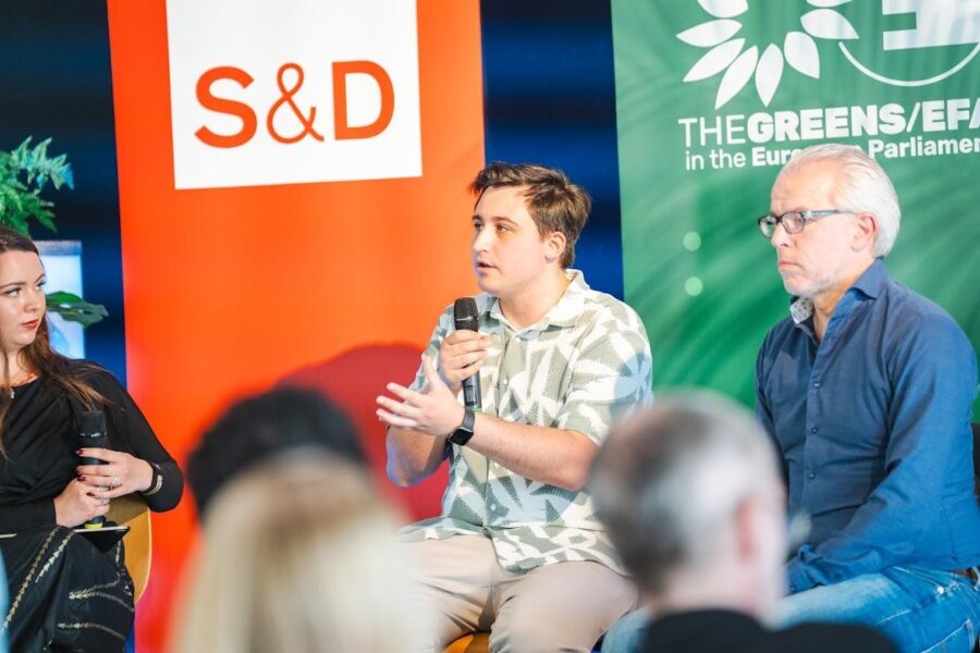 man spreekt in een panel