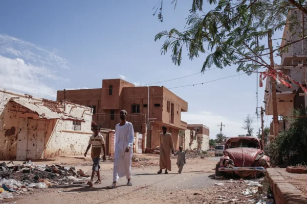 Inname strategische stad Wad Madani: een kantelpunt in de oorlog in Soedan? — Foto: Bewoners lopen door een verwoeste straat in Omdurman, Soedan – Free Malaysia Today